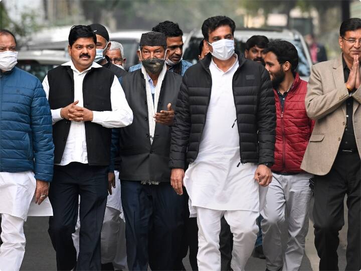 राहुल गांधी ने कांग्रेस के उत्तराखंड के प्रभारी देवेंद्र यादव से भी मुलाकात की. माना जाता है कि यादव के साथ रावत के संबंध ठीकठाक नहीं हैं. कांग्रेस के पूर्व अध्यक्ष ने राज्य से पार्टी के अन्य नेताओं से भी मुलाकात की, जिनमें राज्यसभा सदस्य प्रदीप टम्टा, कांग्रेस विधायक दल के नेता प्रीतम सिंह, पार्टी नेता यशपाल आर्य और उत्तराखंड कांग्रेस के पूर्व अध्यक्ष किशोर उपाध्याय शामिल रहे.