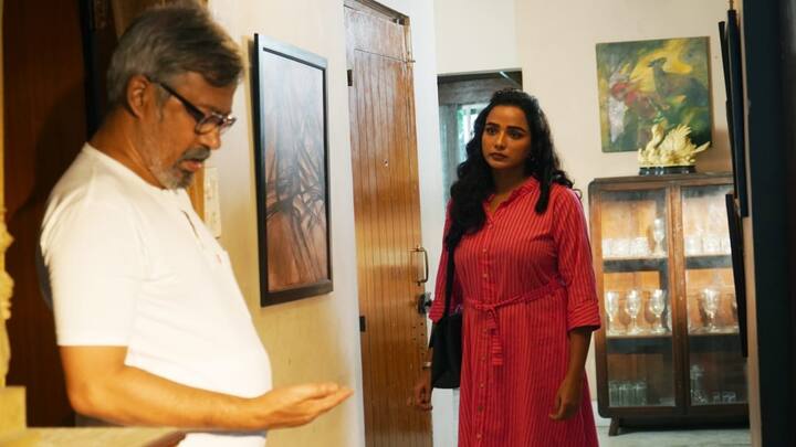 গল্প যত এগোয় বাবা-মেয়ের সম্পর্ক তত জটিল হয়ে উঠতে থাকে . যেন অন্তহীন এই টানাপোড়েন...