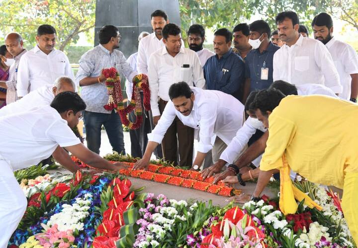 వైఎస్ఆర్ ఘాట్‌ వద్ద దివంగత నేత వైఎస్‌ రాజశేఖరరెడ్డికి నివాళులు అర్పించిన సీఎం జగన్