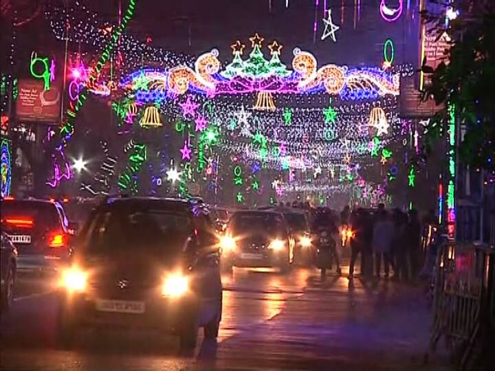 অ্যালেন পার্কের অদূরে, আলোয় সাজানো সেই বিশাল ক্রিসমাস ট্রি এখন স্বাগত জানাচ্ছে দর্শকদের।