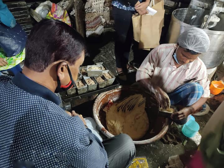 নানা ধরনের কেক মেলে এই বড়দিনে। মধ্য কলকাতার কেন্দ্রবিন্দু তালতলায় কেক তৈরির বেকারি। প্রসিদ্ধ এই বেকারিতে এই মুহূর্তে তুঙ্গে ব্যস্ততা।