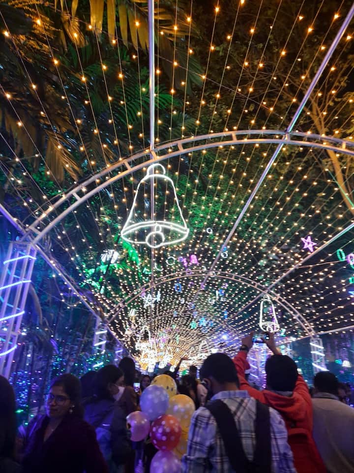 পার্ক স্ট্রিটে ভিড় করাদের মধ্যে অনেকেই শহরের এই সাজ দেখছেন প্রথমবার, আলোর রোশনাইয়ের সঙ্গে পাল্লা দিয়েই মাস্কে ঢাকা মুখে ঝিলিক দিচ্ছে চোখ দুটো।