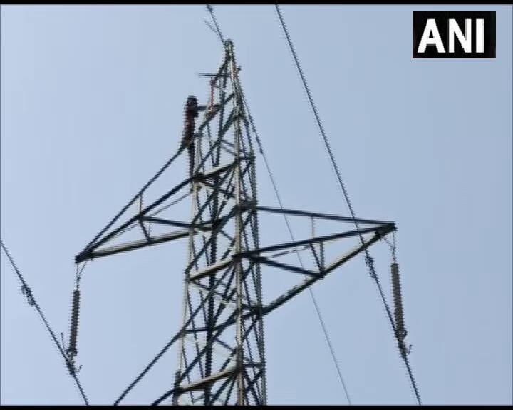 लोगों ने उसे नीचे उतरने को कहा लेकिन शख्स ने अपनी मांगें पूरी होने तक नीचे उतरने से मना कर दिया. दरअसल युवक की मांग थी कि उसे मोबइल फोन और मिठाई दिए जाएं. जिसके बाद ही वो हाईवोल्टेज लाइन के खंभे से नीचे उतरेगा.