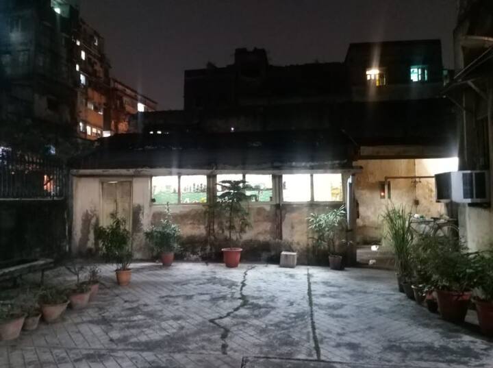 এটি কোনও সাধারণ রেস্টুরেন্ট নয়। দু-দিন আগে নির্দিষ্ট নম্বরে যোগাযোগ করতে হয়। ওনারা মেনু পাঠিয়ে ওর্ডার নেন। তবে কলকাতার শতাধিক পার্সি ধর্মাবলম্বীদের জন্য রোজই রান্নার আয়োজন করেন কর্তৃপক্ষ।