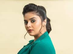 SreeMukhi Photos: ప్యాంటు మర్చిపోయిన టాప్ యాంకరమ్మ, అది కూడా ఒక స్టైలే