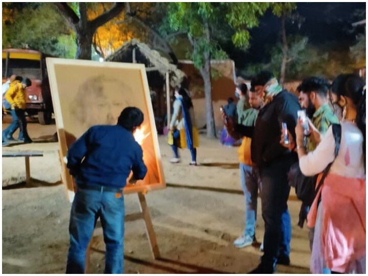 Shilpgram Fair Udaipur: कभी आग से पेंटिंग बनते देखी है? जानें इस आर्टिंस्ट को कहां से आया फायर पेटिंग का आइडिया