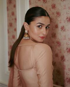 Alia Bhatt Photos: बैकलेस अनारकली सूट, कानों में झुमका और माथे पर बिंदी लगाए दिखीं आलिया भट्ट, खूबसूरती देख Ranbir Kapoor भी बोलेंगे- माशाल्लाह