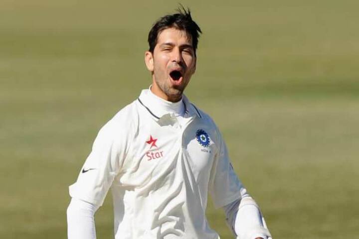 મહેન્દ્રસિંહ ધોનીના રિપ્લેસમેન્ટ ગણાતા વિકેટકીપર બેટ્સમેન નમન ઓઝાએ અચાનક નિવૃતિ લઇ લીધી હતી. તે ફક્ત એક જ ઇન્ટરનેશનલ વન-ડે મેચ રમ્યો છે. તેણે એક ટેસ્ટ અને બે ટી-20 મેચ રમ્યો છે.