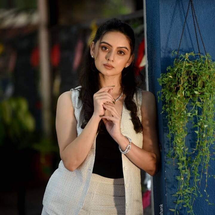 आपल्या अभिनयासोबतच आपल्या दिलखेच अदांमुळे श्रुती नेहमीच चर्चेत असते. (PHOTO : @shrumarathe/Instagram)