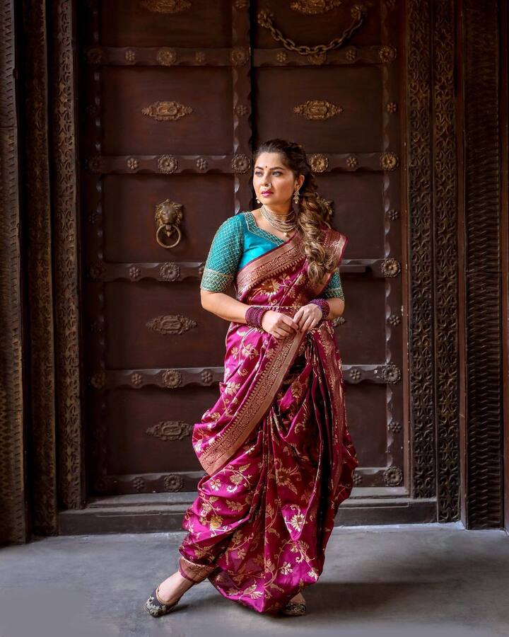 सोनालीचे लुक मधले फोटो नेहमीच आपल्या समोर येत असतात.(photo : instagram @sonalee18588)