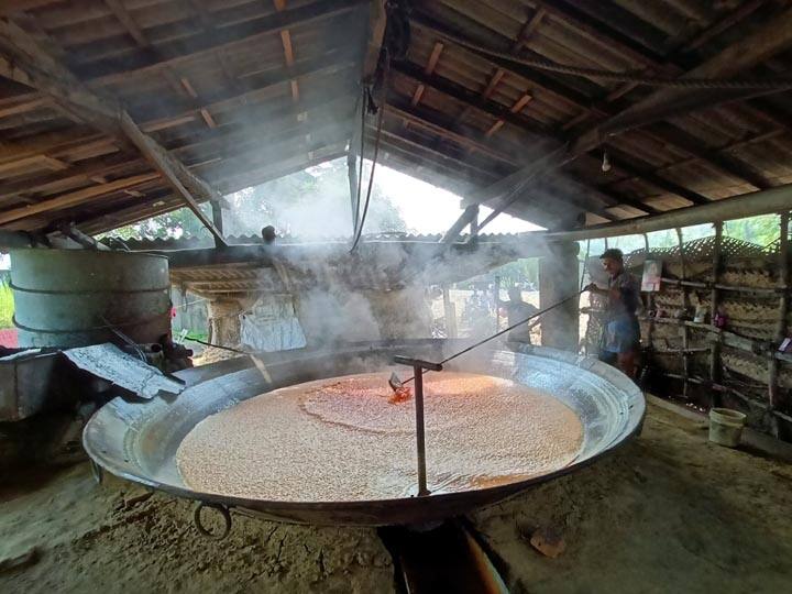 Jaggery making work is  in full swing for pongal festival பொங்கலுக்கு 20 நாட்களே உள்ள நிலையில் வெல்லம் தயாரிக்கும் பணிகள் மும்முரம்