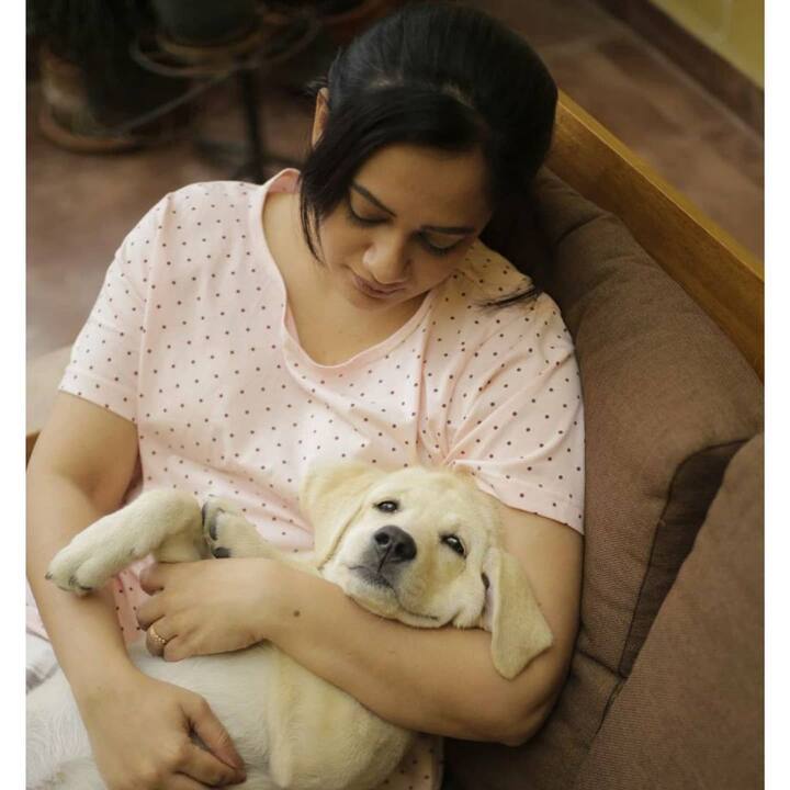 स्पृहा सध्या तिच्या आवडत्या कुत्र्यासोबत फोटो शेअर करत आहे. (photo : @spruhavarad/IG)