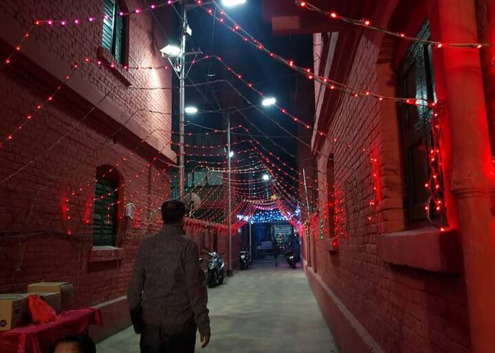 বয়সের ভার বাড়লেও বড়দিনে ব্যারাকজুড়ে উৎসবের মেজাজ। এই মহল্লার জেন ওয়াই-এর বেশিরভাগই আজ কর্মসূত্রে বিদেশে। তবে এই সময়ে শিকড়ের টানে ফিরে আসেন সকলেই। ঘরে ফেরার আনন্দতে ফের আলো ঝলমল করে ওঠে বয়সের ভারে ঝিমিয়ে পড়া বো-ব্যারাক।