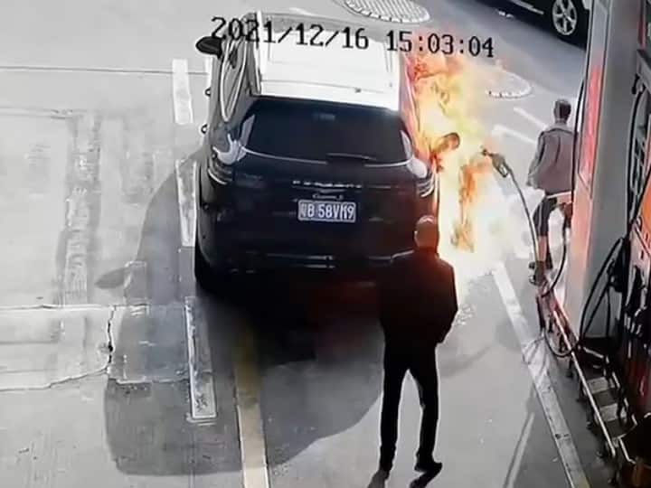 Man sets Car on fire as woman sits inside it at petrol station in China Car on Fire: వీడియో: కారులో మహిళ ఉండగానే.. పెట్రోల్ పోసి తగలబెట్టేశాడు
