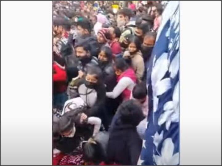 दिल्ली पुलिस की ओर से पेश अतिरिक्त स्थायी वकील नौशाद अहमद खान ने दलील दी कि बाजार की चारदीवारी की ऊंचाई बहुत कम है, जिससे लोग कूद कर बाजार में प्रवेश कर जाते हैं। इसके अलावा बाजार में कई प्रवेश और निकास हैं.