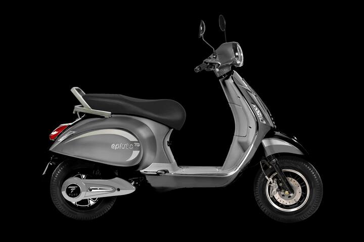 PURE EV EPluto 7G: इस इलेक्ट्रिक स्कूटर का एक ही वेरिएंट आता है. जिसकी दिल्ली में कीमत 83700 रुपये है. यह एक बार फुल चार्ज होने पर 120 किलोमीटर तक की रेंज देता है. इसकी टॉप स्पीड 60 किलोमीटर प्रति घंटा की है. यह एक बार फुल चार्ज होने में 4 घंटे का समय लेता है.