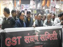 Jabalpur News: केंद्र सरकार द्वारा बढ़ाई जा रही जीएसटी दरों का व्यापारियों ने किया विरोध, दुकानों की लाइट बंद कर अपना आक्रोश किया जाहिर