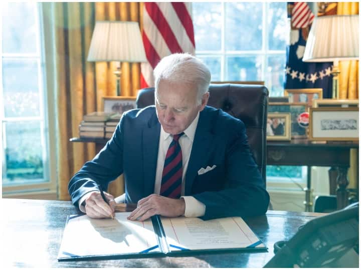 Biden signs bill to ban imports from China's Xinjiang into law अमेरिकी राष्ट्रपति Joe Biden ने उइगर जबरन श्रम रोकथाम बिल पर किए हस्ताक्षर, चीन पर पडे़गा यह प्रभाव...