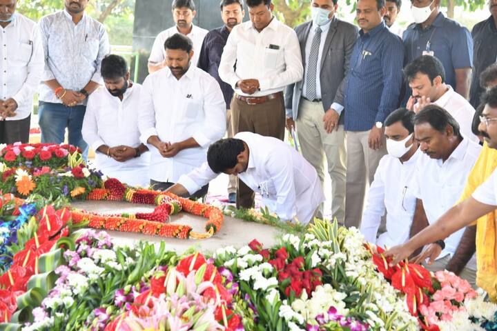 కడప జిల్లా ఇడుపులపాయ వైఎస్ఆర్ ఘాట్‌ వద్ద సీఎం జగన్‌ దివంగత నేత వైఎస్‌ రాజశేఖరరెడ్డికి నివాళులర్పించారు. సీఎం జగన్‌ తో మంత్రులు అంజాద్‌ బాషా, ఆదిమూలపు సురేష్‌, సీదిరి అప్పలరాజు ఉన్నారు.