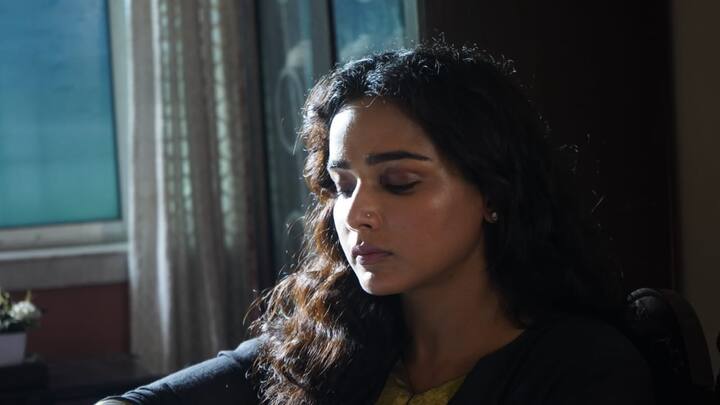 অপরাজিতা একটি আত্মনির্ভরশীল মহিলা। কর্পোরেট কোম্পানির কর্মী। তার বয়ফ্রেন্ডও রয়েছে-নাম সাহেব।সাহেবের সঙ্গে অপরাজিতা তাঁর রাগ-দুঃখ-অভিমান দেখাতে পারে। এই সম্পর্ক অপরাজিতার বহিঃপ্রকাশের জায়গা।