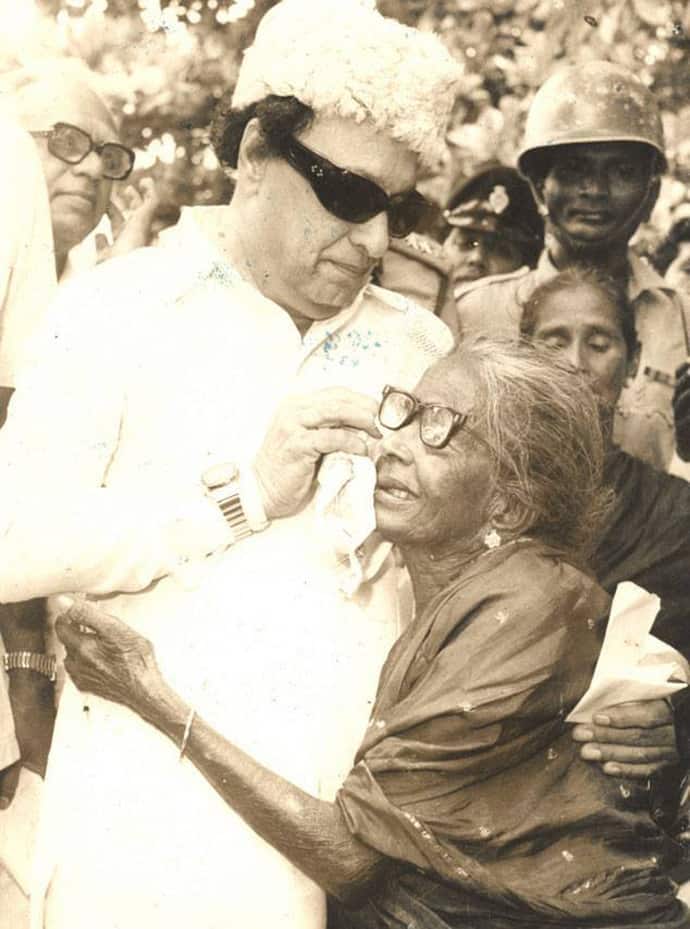 எம்.ஜி.ஆர். மீது மக்கள் பேரன்பு வைத்திருந்தனர்.