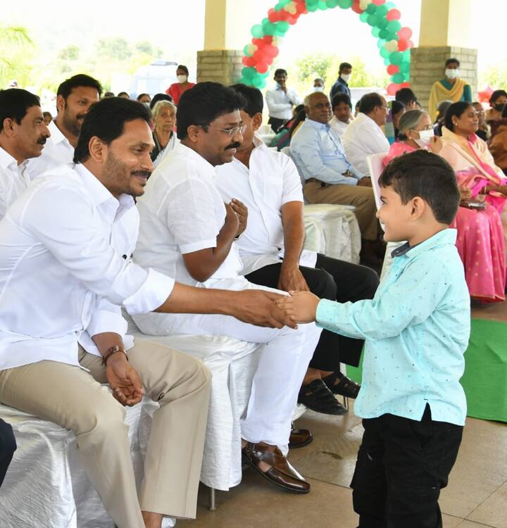 బాలుడితో సరదాగా సీఎం జగన్