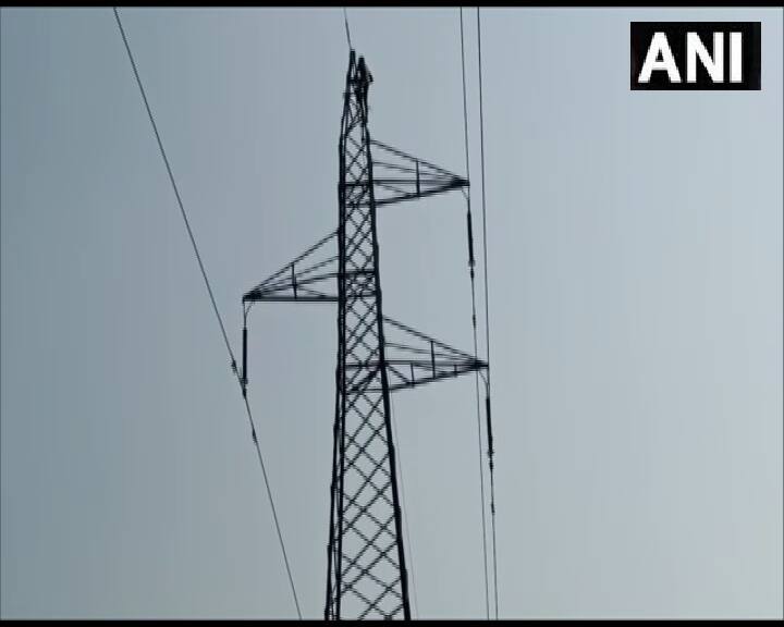 दरअसल पूरा मामला बिहार के मुजफ्फरपुर के एक गांव का है. यहां दिन के वक्त अचानक एक शख्स हाईवोल्टेज लाइन के बड़े पोल पर चढ़ गया. शख्स की इस खतरनाक हरकत को लेकर पूरे गांव में खबर फैल गई और आसपास के लोग इकट्ठा हो गए.