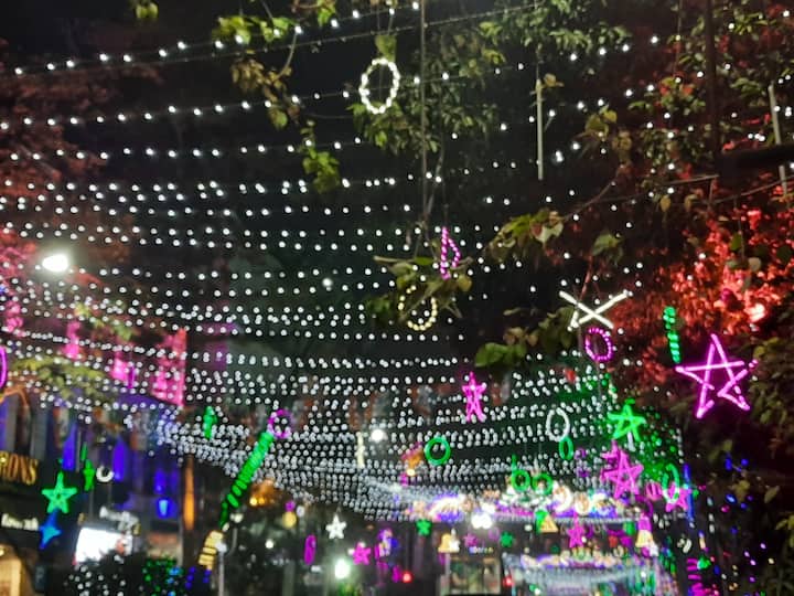ভিড় বাড়ার সঙ্গে সঙ্গেই নিরাপত্তা ব্যবস্থাও করা হয়েছে জোরদার। পার্ক স্ট্রিট এলাকায় মোতায়েন প্রায় ৩ হাজার পুলিশকর্মী। তিনটি ওয়াচ টাওয়ার থেকে চলবে নজরদারি।