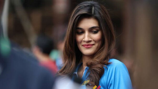 बाथरूम में बैठे बैठे निपटा लेती हैं सारे काम, Kapil Sharma के शो पर Kriti Sanon ने किया था खुलासा