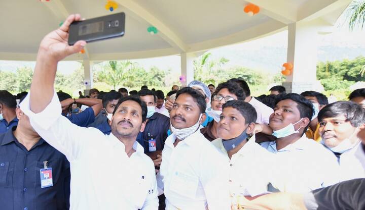 వైసీపీ కార్యకర్తలు, అభిమానులతో సీఎం జగన్ సెల్ఫీ