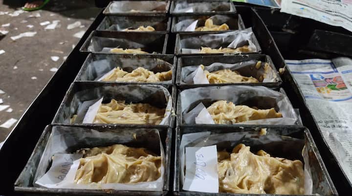 ৭৪ নম্বর তালতলার এই বেকারিতে মূলত কেক মিক্সিং এবং মেকিংয়ের কাজ হয়। বেকারি কর্তৃপক্ষ জানাচ্ছেন গ্রাহকরাই কেক তৈরির সরঞ্জাম নিয়ে হাজির হন।