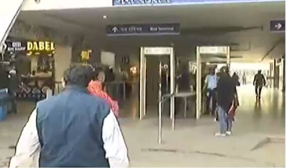 વડોદરાઃ કોરોનાના ભય વચ્ચે મનપાની ઘોર બેદરકારી, એસટી ડેપો પર નથી થતું ચેકિંગ