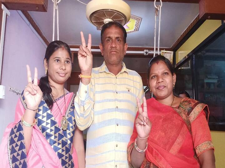 Maharashtra jalgaon Grampanchayt election Vilas Patil two wives elected in election काट्याची टक्कर, पण तरीही दोन्ही बायकांना निवडून आणलं, जिगरबाज पठ्ठ्याने करुन दाखवलं!