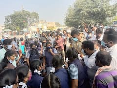 மாணவிகளை வீடியோ கால் வர சொன்ன ஆசிரியர் - நடவடிக்கை எடுக்க கோரி போராட்டம்