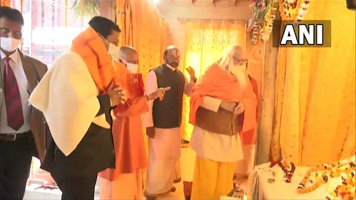 इस दौरान मुख्यमंत्री योगी आदित्यनाथ और केंद्रीय मंत्री सर्बानंद सोनोवाल ने अयोध्या के हनुमानगढ़ी मंदिर में पूजा की.