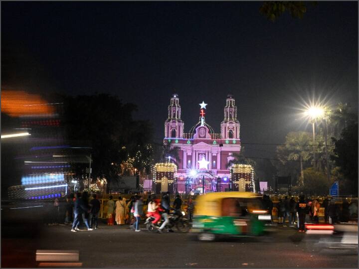 अदालत ने एनडीएमसी के अधिकारियों के खिलाफ अवैध विक्रेताओं और उनके सामान सहित बाजार से अतिक्रमण हटाने के अपने पहले के आदेशों का पालन नहीं करने के लिए अवमानना नोटिस भी जारी किया. अदालत ने दिल्ली पुलिस और दिल्ली आपदा प्रबंधन प्राधिकरण (डीडीएमए) को बाजार में लोगों की आवाजाही के लिए एक योजना तैयार करने को और एनडीएमसी व अन्य अधिकारियों को यह सुनिश्चित करने को कहा कि वहां कोई भीड़भाड़ न हो.