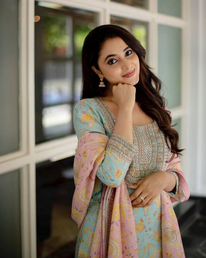ఇందులో ఆమె క్యూట్ లుక్ కి ప్రేక్షకులు ఫిదా అవుతున్నారు. (Photo Credit: Instagram)