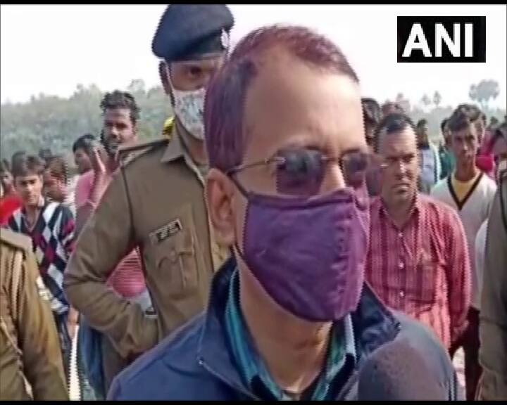 प्रशासनिक अधिकारियों ने युवक की परिजनों से भी बात कराई. जिसके बाद युवक को रेस्क्यू कर नीचे लाने के लिए SDRF की टीम को बुलाया गया.