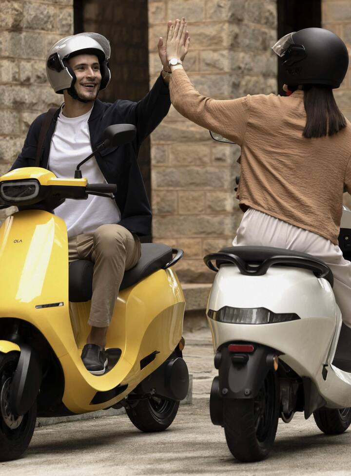 OLA S1 Pro: इस इलेक्ट्रिक स्कूटर का एक ही वेरिएंट आता है. जिसकी दिल्ली में कीमत 114000 रुपये है. यह एक बार फुल चार्ज होने पर 181 किलोमीटर तक की रेंज देता है. इसकी टॉप स्पीड 115 किलोमीटर प्रति घंटा की है. यह एक बार फुल चार्ज होने में 6 घंटे 30 मिनट का समय लेता है.