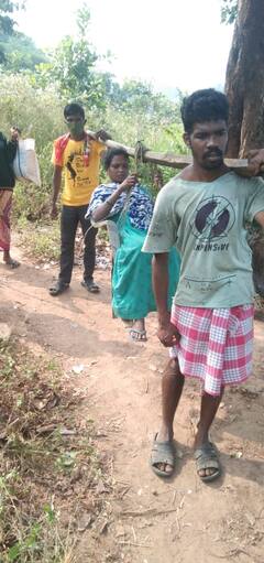 నిండు గర్భిణీని డోలీలో 10 కిలోమీటర్లు మోసుకు వచ్చిన కుటుంబ సభ్యులు