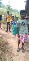 నిండు గర్భిణీని డోలీలో 10 కిలోమీటర్లు మోసుకు వచ్చిన కుటుంబ సభ్యులు