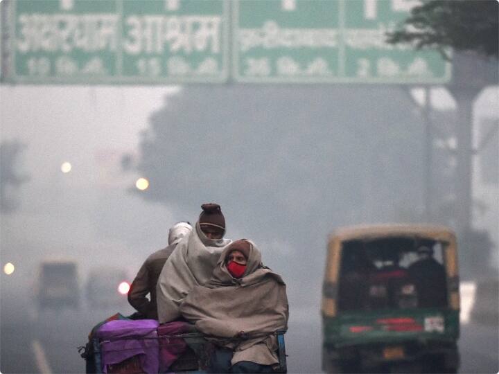 मौसम विभाग ने बताया कि दिन में ‘मध्यम कोहरा’ छाया रह सकता है और अधिकतम तापमान 24 डिग्री सेल्सियस तक दर्ज किया जा सकता है. सुबह आठ बजकर 30 मिनट पर सापेक्षिक आर्द्रता का स्तर 94 फीसदी दर्ज किया गया. गुरुवार को न्यूनतम तापमान 5.5 डिग्री सेल्सियस और अधिकतम तापमान 23.1 डिग्री सेल्सियस दर्ज किया गया.