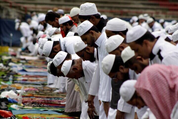 Jumme Ki Namaz: Loudspeaker Issue Alvida Juma namaz today no azan allowed on road side in Uttar Pradesh Jumme Ki Namaz: लाउडस्पीकर विवाद के बीच ईद से पहले आज अलविदा जुमे की नमाज, सुरक्षा चाकचौबंद, यूपी में रोड पर नमाज की अनुमति नहीं