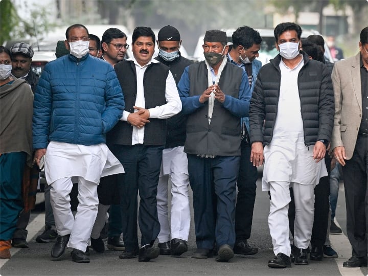 उन्होंने कहा, ''कदम कदम बढ़ाये जा, कांग्रेस के गीत गाये जा.'' रावत ने कहा कि वह उत्तराखंड के भले के लिए काम करते रहेंगे. रावत ने कहा कि कांग्रेस अध्यक्ष को निर्वाचित विधायकों से बात करने के बाद कांग्रेस विधायक दल के नेता पर फैसला करने का विशेषाधिकार है. उन्होंने कहा कि सब इसका सम्मान करते हैं और सभी कांग्रेस अध्यक्ष के फैसले को मानेंगे.