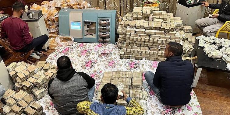 Uttar Pradesh IT raid recovers Rs 150 crore in cash from kanpur perfume trader Kanpur IT Raid: সুগন্ধী ব্যবসায়ীর বাড়িতে নগদ ১৫০ কোটি, টাকা গুনতে শেষে মেশিন আনতে হল আয়কর দফতরকে