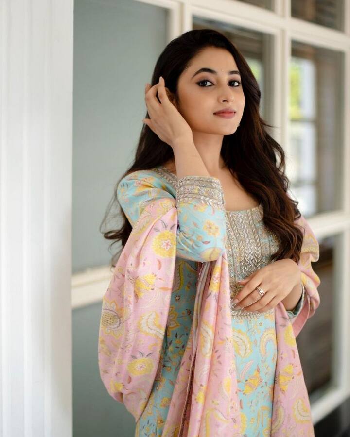ఇదిలా ఉండగా.. తాజాగా ఈ బ్యూటీ సోషల్ మీడియాలో కొన్ని ఫొటోలను షేర్ చేసింది. (Photo Credit: Instagram)