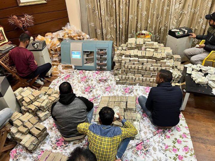 Kanpur 150 crore cash recovered from perfume businessman Piyush Jain's house, son Pratyush Jain detained by DGGI Kanpur News: इत्र कारोबारी पीयूष जैन के घर से अब तक 150 करोड़ कैश बरामद, नोटों की गिनती जारी, बेटे को DGGI ने हिरासत में लिया