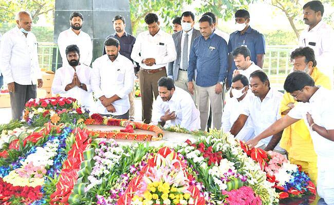YS Jagan Family : వేర్వేరుగా ప్రార్థనలు.. నివాళులు... ! జగన్, విజయమ్మ మధ్య కూడా మాటల్లేవా ? YS Jagan and Vijayalakshmi offered separate Christmas prayers and tributes to YS ! YS Jagan Family : వేర్వేరుగా ప్రార్థనలు.. నివాళులు... ! జగన్, విజయమ్మ మధ్య కూడా మాటల్లేవా ?