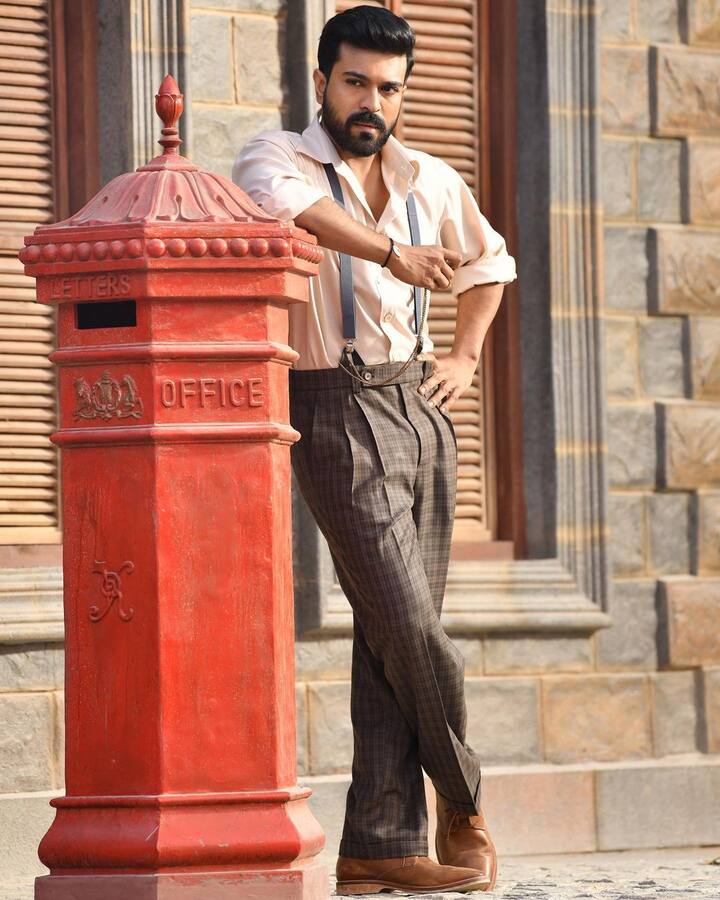 अभिनेता रामचरण इस फिल्म में लीड रोल निभा रहे हैं. वो इसमें अल्लूरी सीताराम राजू का रोल कर रहे हैं. मीडिया रिपोर्ट्स की मानें तो उन्हें भी इस फिल्म के लिए 45 करोड़ रुपये मिले हैं.