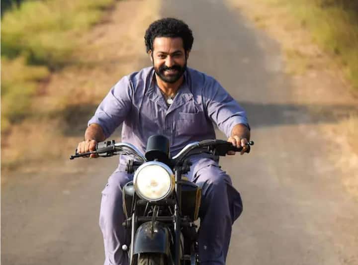 এই ছবিতে কোমারাম ভীমের ভূমিকায় অভিনয় করছেন জুনিয়র এনটিআর। এই ছবির জন্য তাকে ৪৫ কোটি টাকা দেওয়া হয়েছে বল খবর।